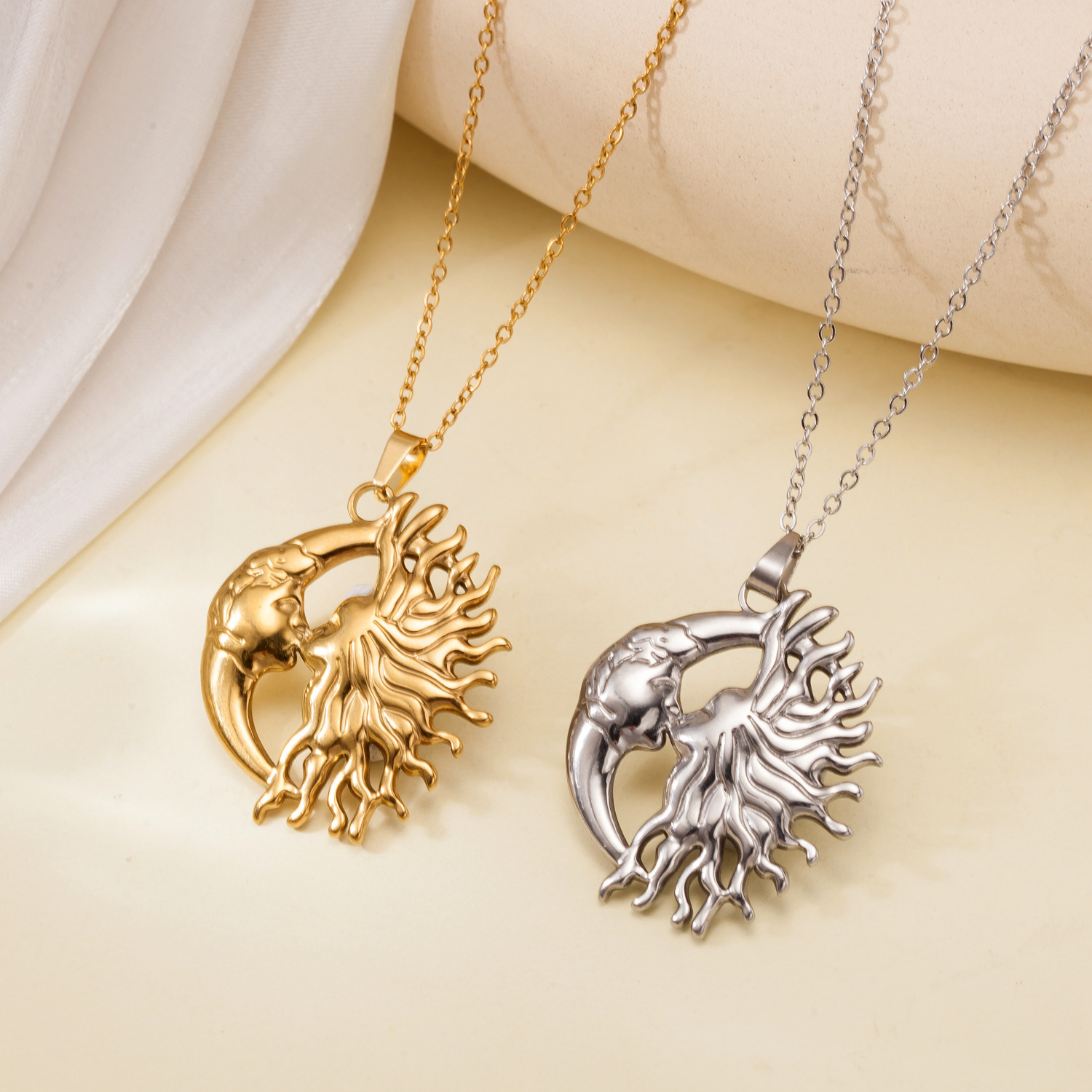Sun and Moon Neckalce for Coup - Vintage Fashion Looks recension och pris