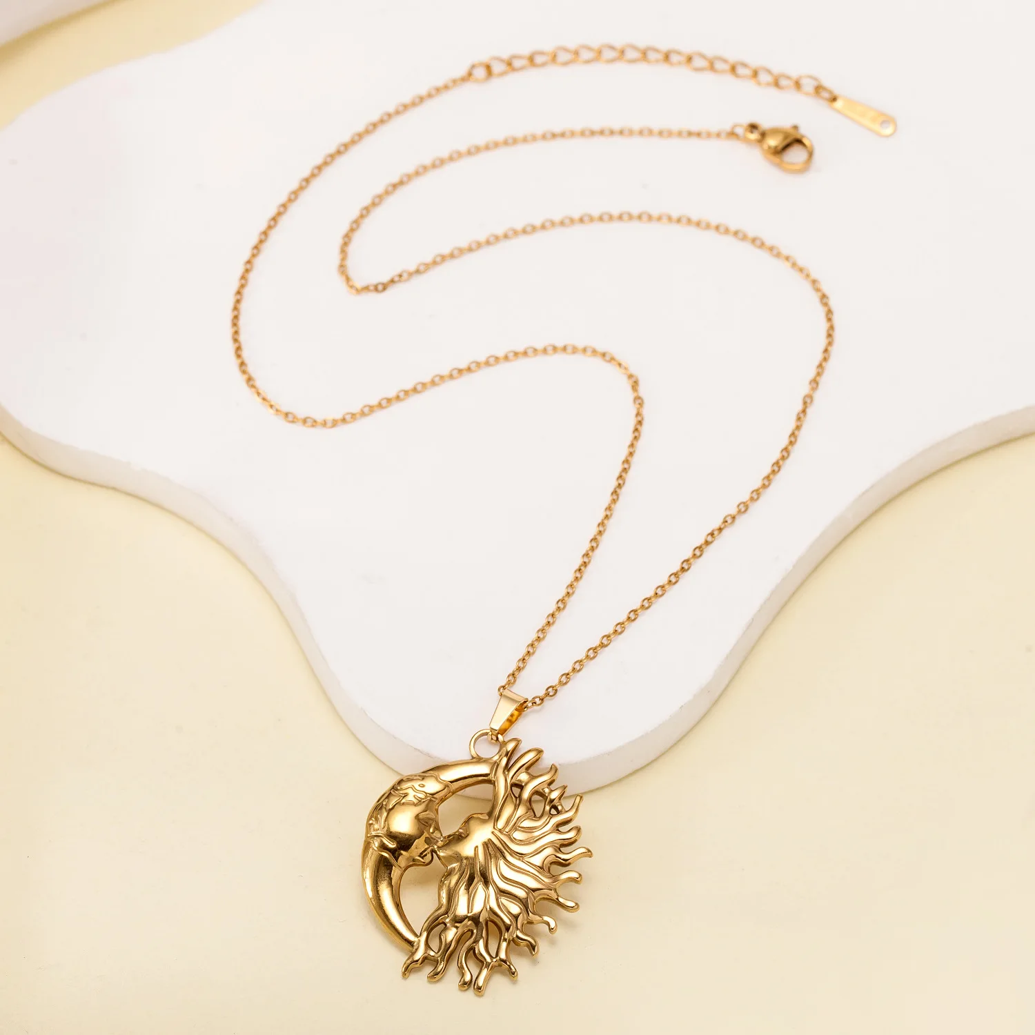 Sun and Moon Neckalce for Coup - Vintage Fashion Looks recension och pris